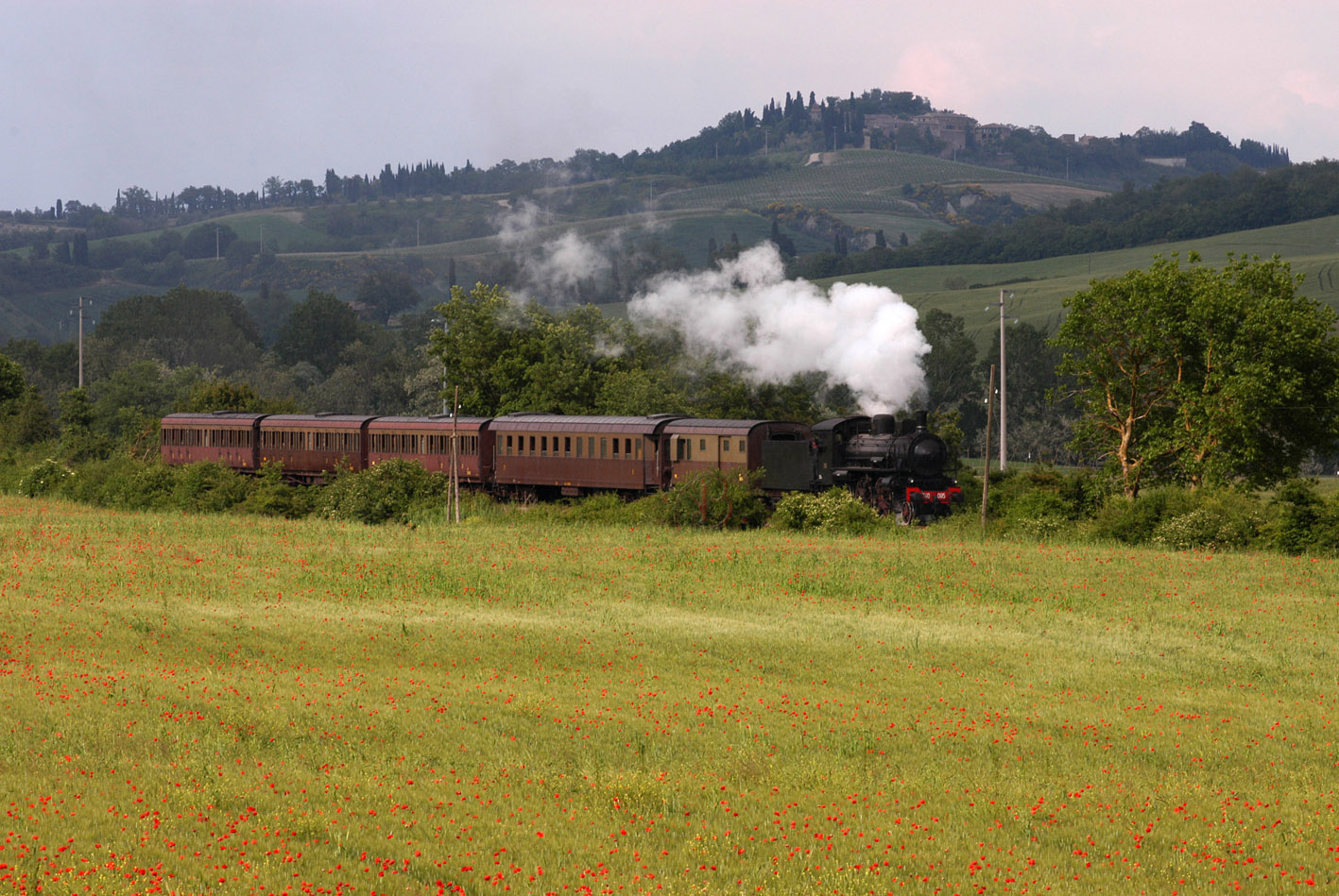 Il Treno Natura in arrivo a Torrenieri Montalcino.