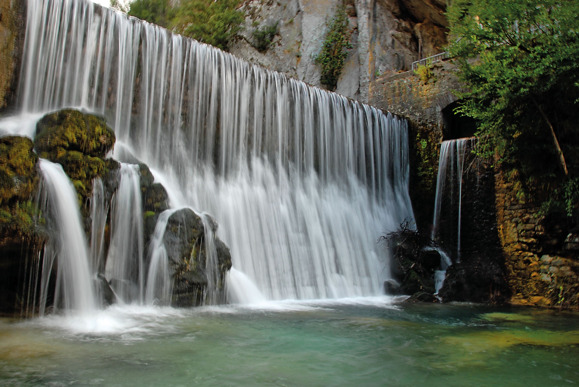 Wasserfall in der Nähe des Geo-Archeo-Adventure Park delle Grotte