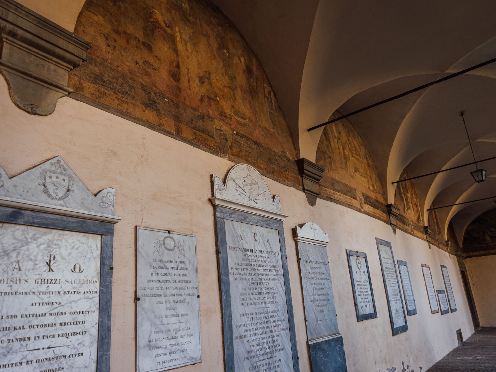 Lapidi di molti eminenti personaggi castiglionesi nel Chiostro della chiesa di San Francesco a Castiglion Fiorentino