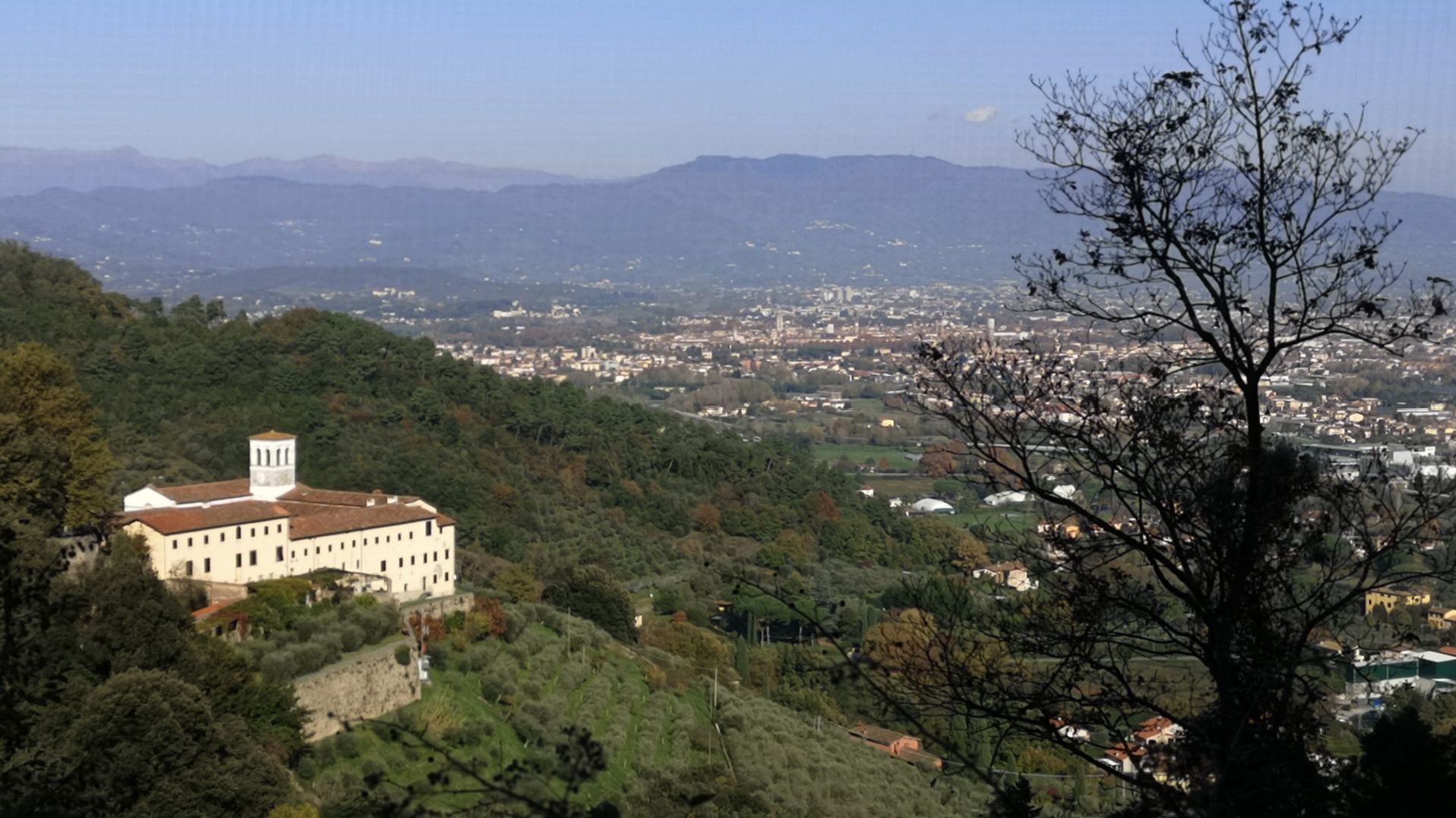 Blick vom Kloster San Cerbone am Monte Pisano über die Ebene von Lucca