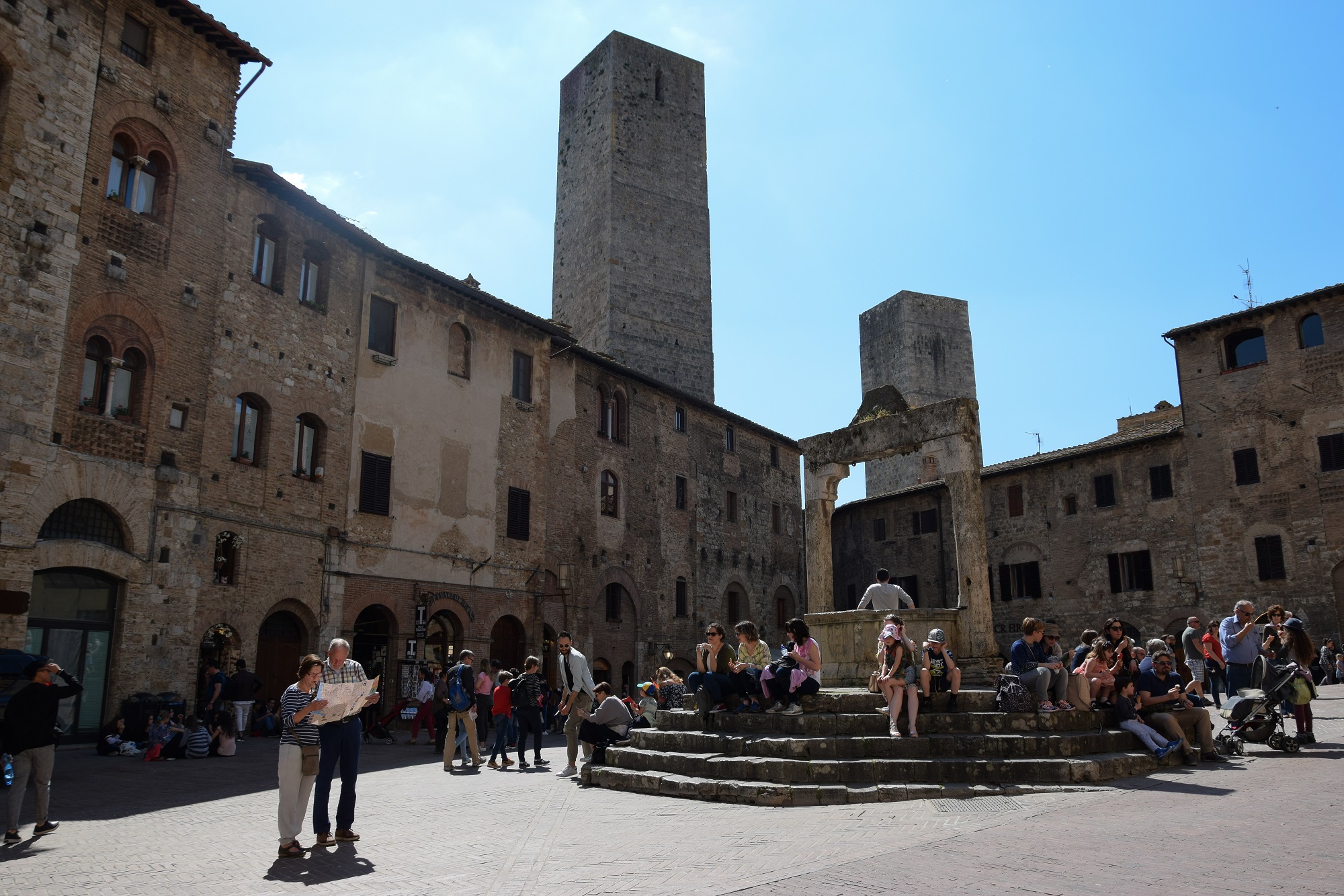 Piazza della Cisterna in San Gimignano