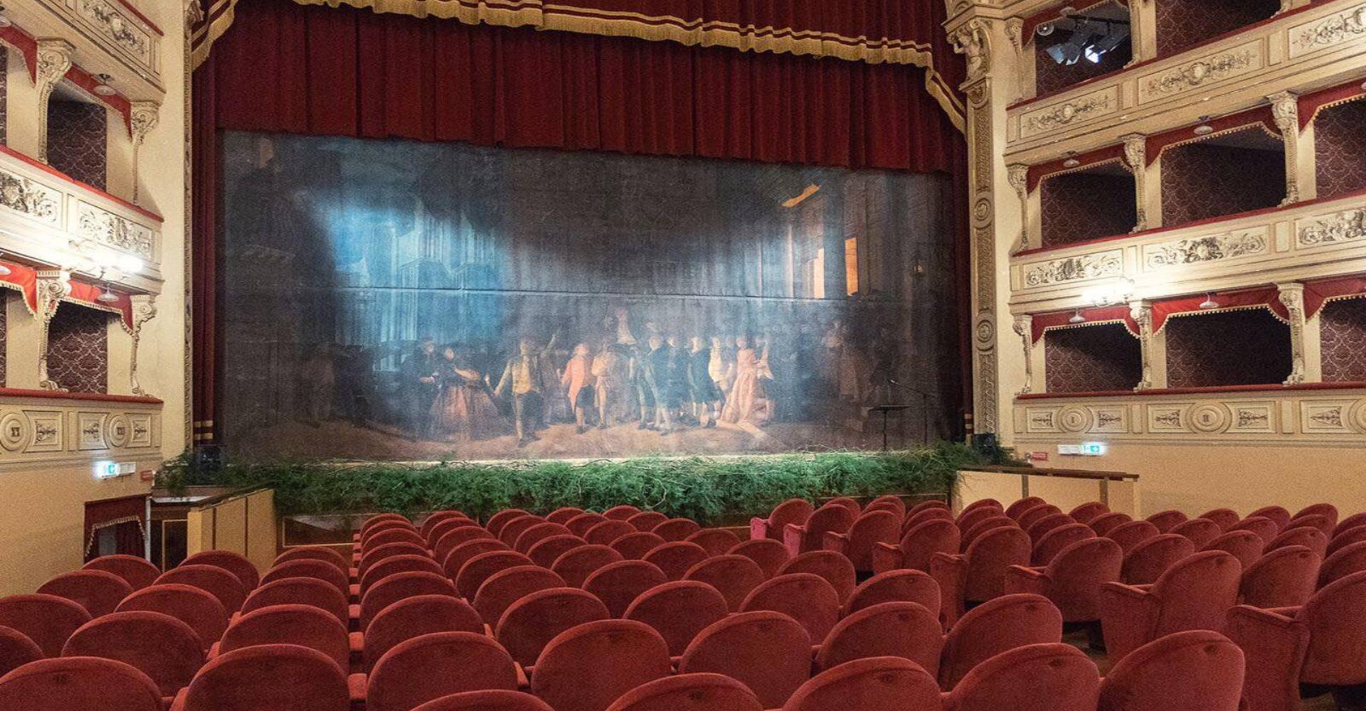 Teatro Guglilemi Interno con sipario storico