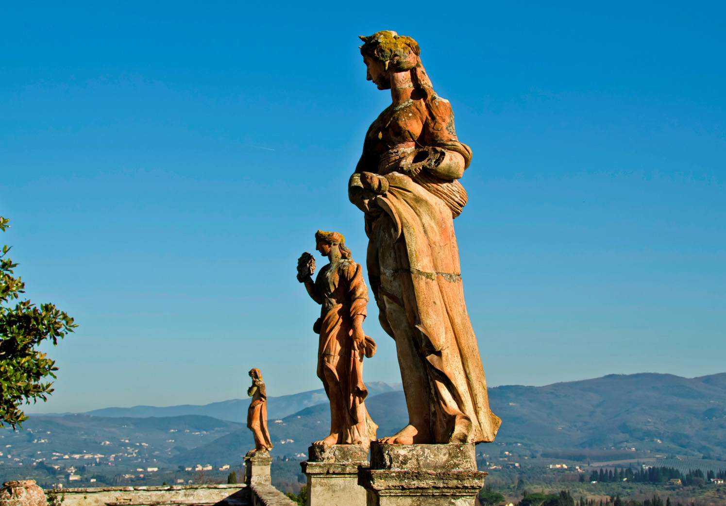 Estatuas de barro cocido en la Villa Corsini en Impruneta