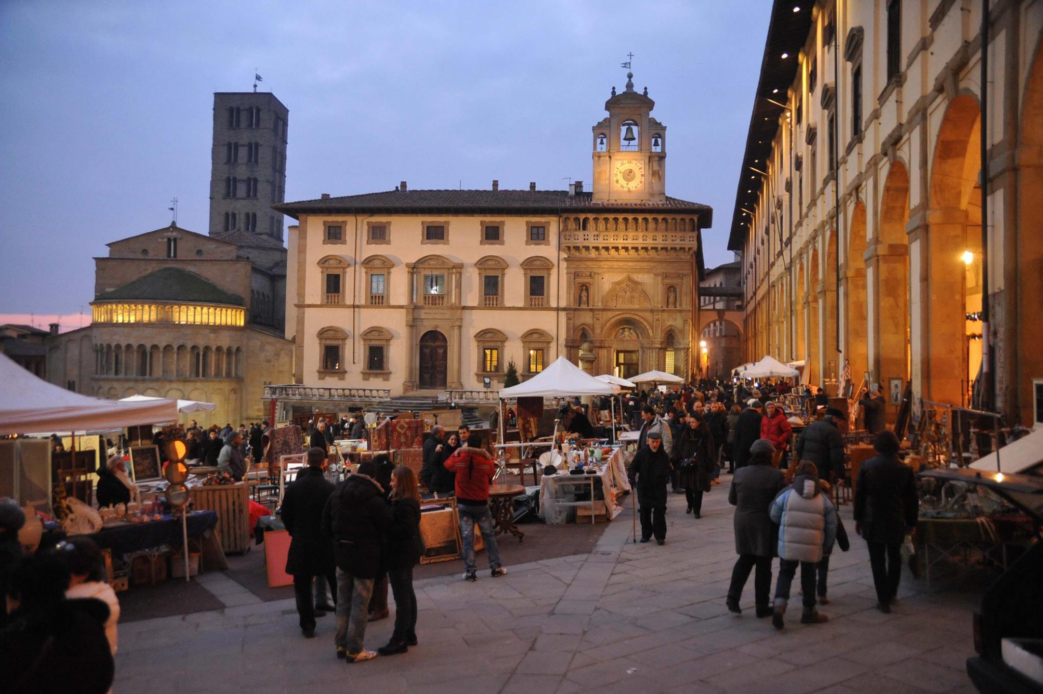 Espositori alla Fiera antiquaria in Piazza Grande ad Arezzo