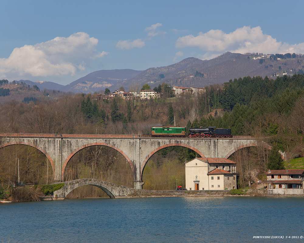 Train on the Pontecosi viaduct