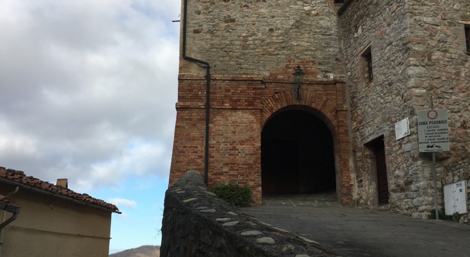 Il borgo di Sasso Pisano, dettaglio della porta