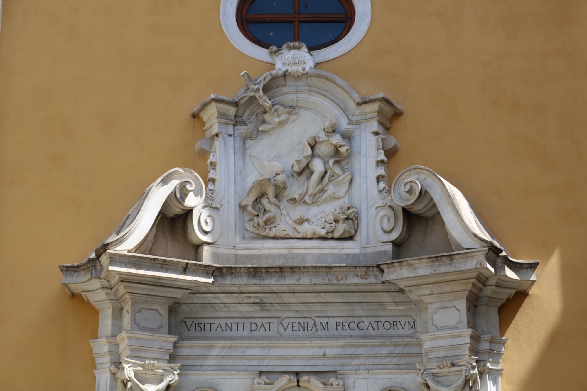 Portale della Chiesa del Suffragio a Carrara