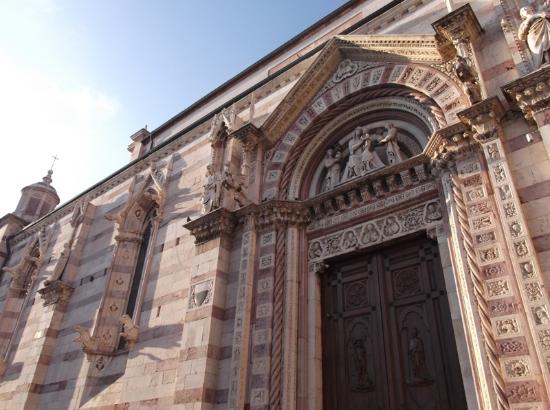 Il portone laterale del Duomo