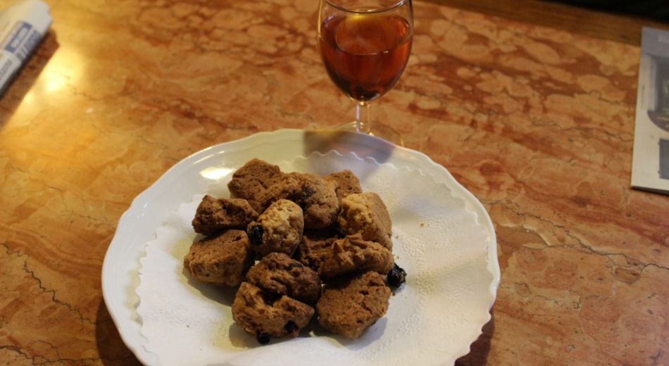 Tasting Vin Santo and Cantuccini biscuits in Lucca