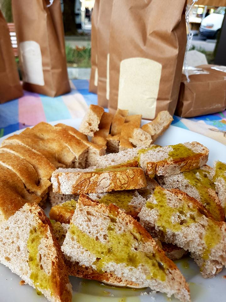 Bread and olive oil: simple Tuscan flavours