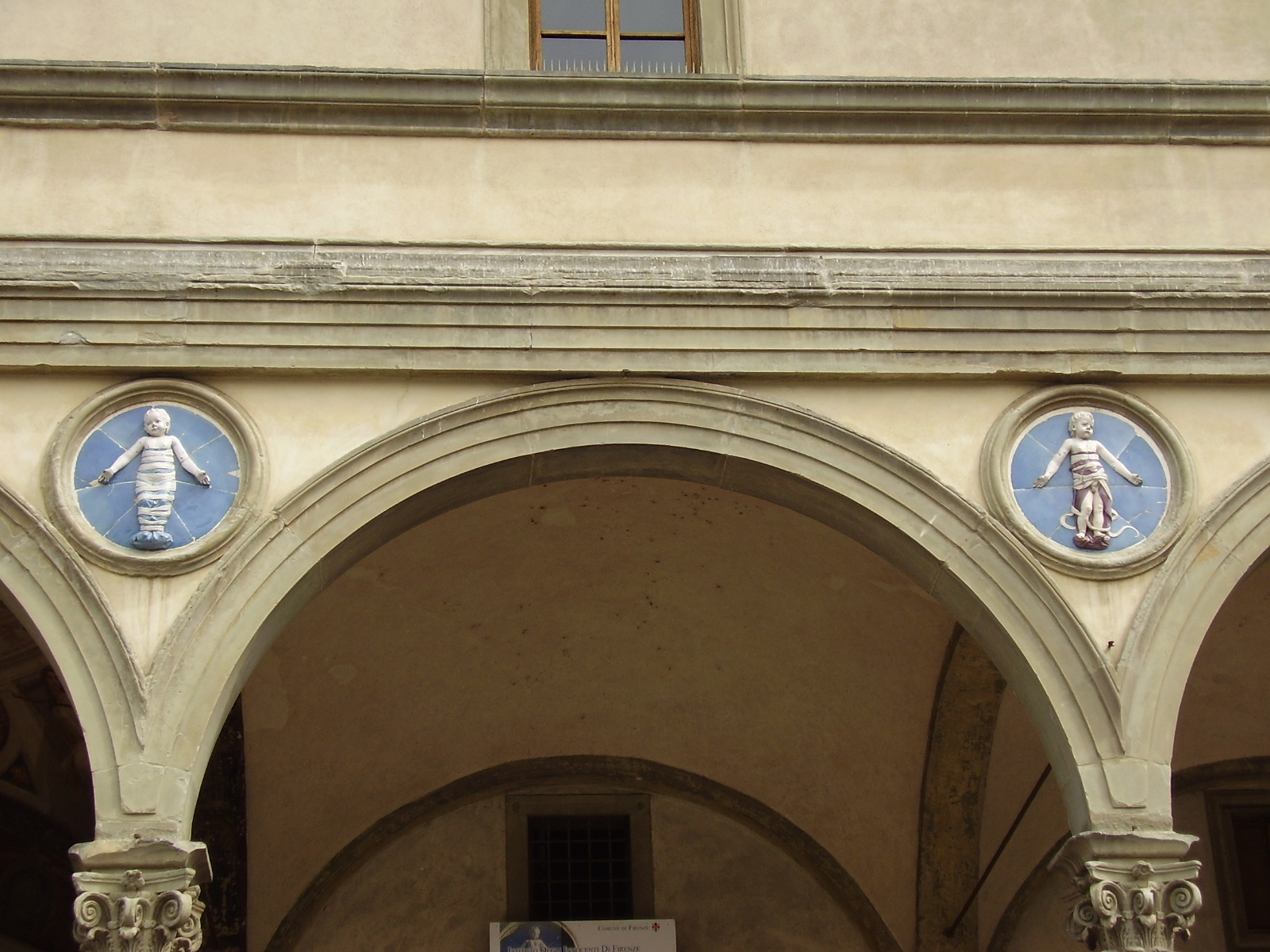 Les Médaillons d'Andrea della Robbia sur la façade de l'Hôpital des Innocents