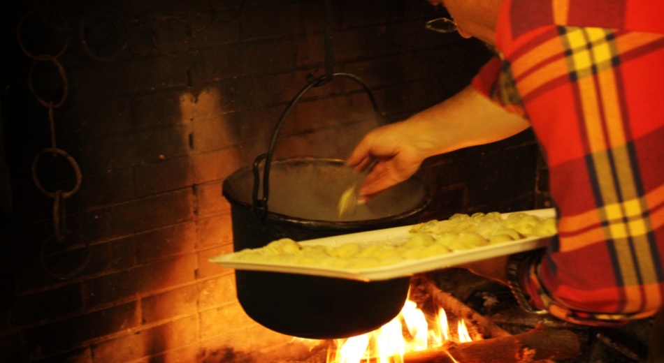 Cooking ravioli at Podere Scurtarola