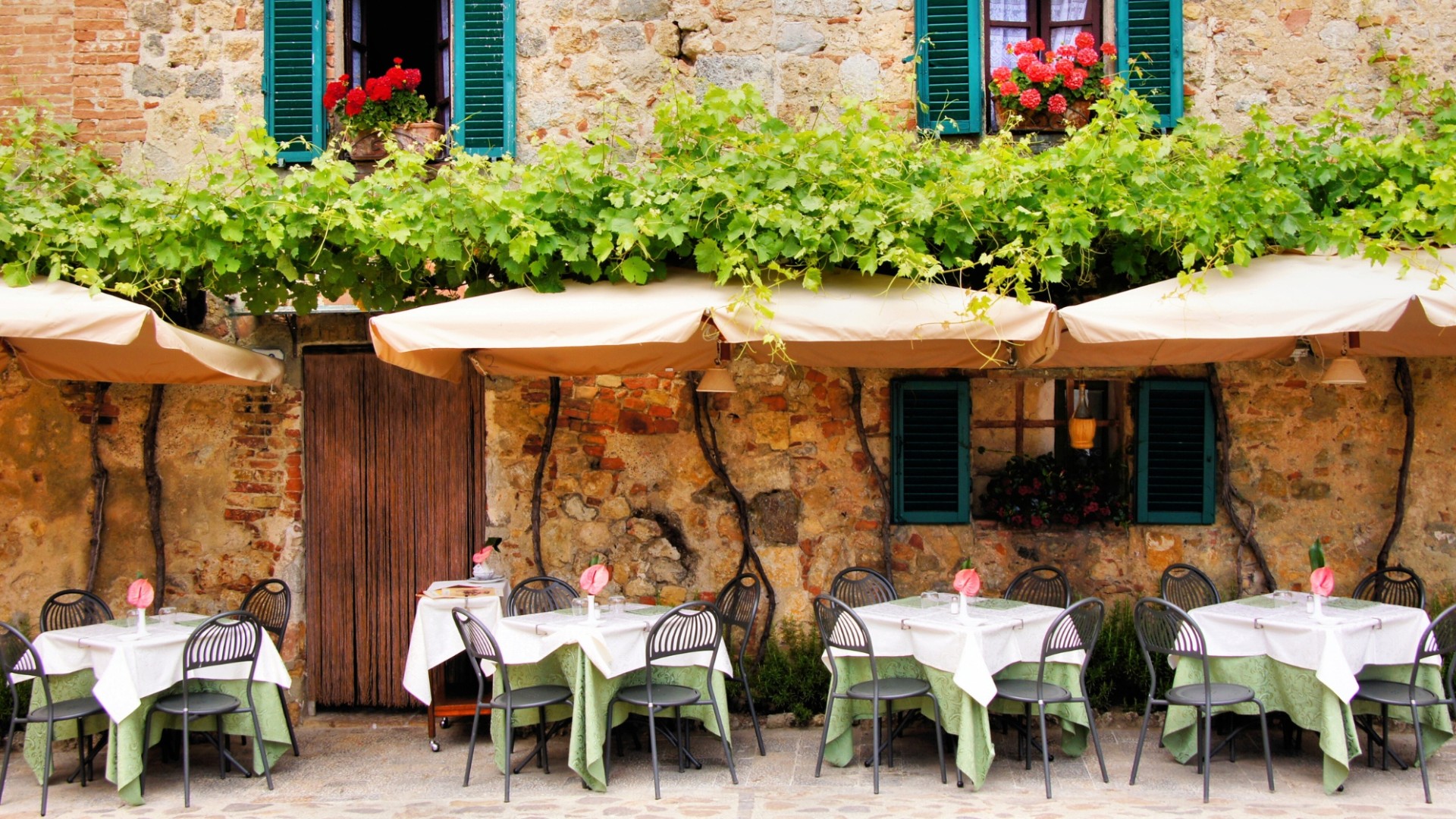 Dining in Tuscany