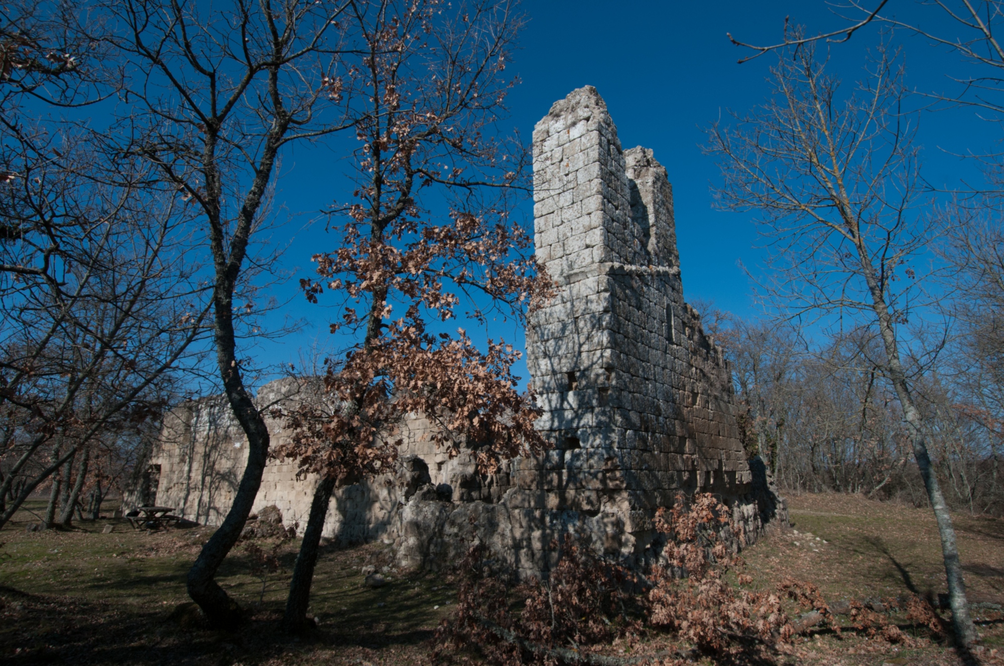 Asentamiento rupestre de Vitozza, las ruinas de la iglesia