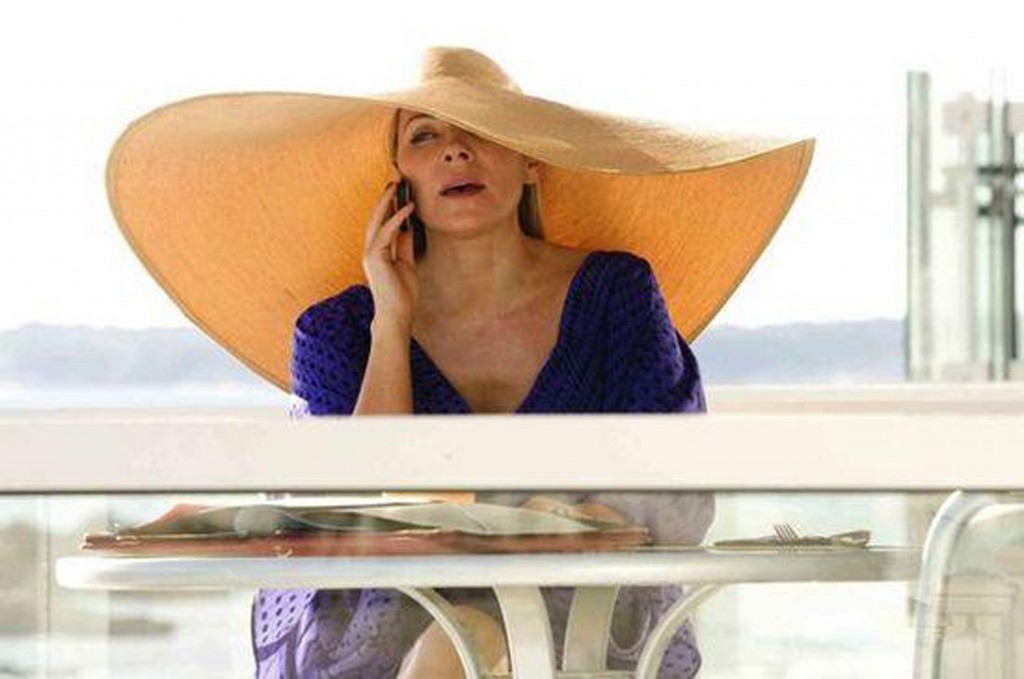 Kim Cattrall in Sex and the city wearing a straw hat