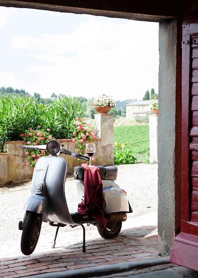 La Vespa, icona della Toscana, e un bicchiere di vino