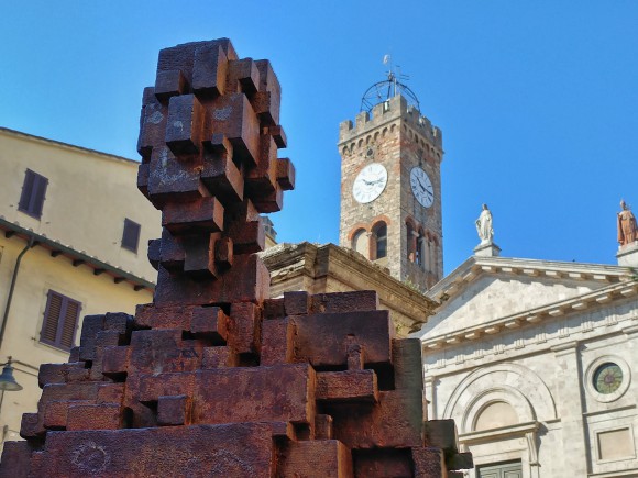 The pixelated sculpture by Antony Gormley set in Poggibonsi’s Piazza Cavour