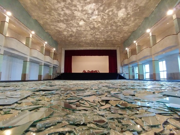 “Le grand miroir du monde” by Kader Attia in the auditorium hall of the Galleria Continua, in San Gimignano
