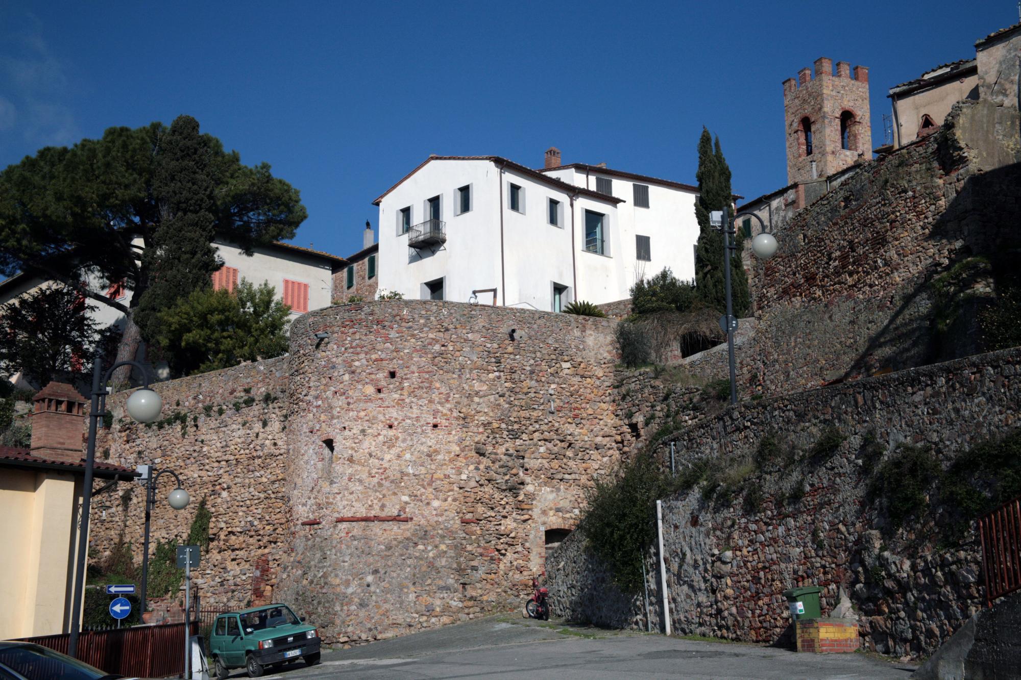The walls of Montepescali