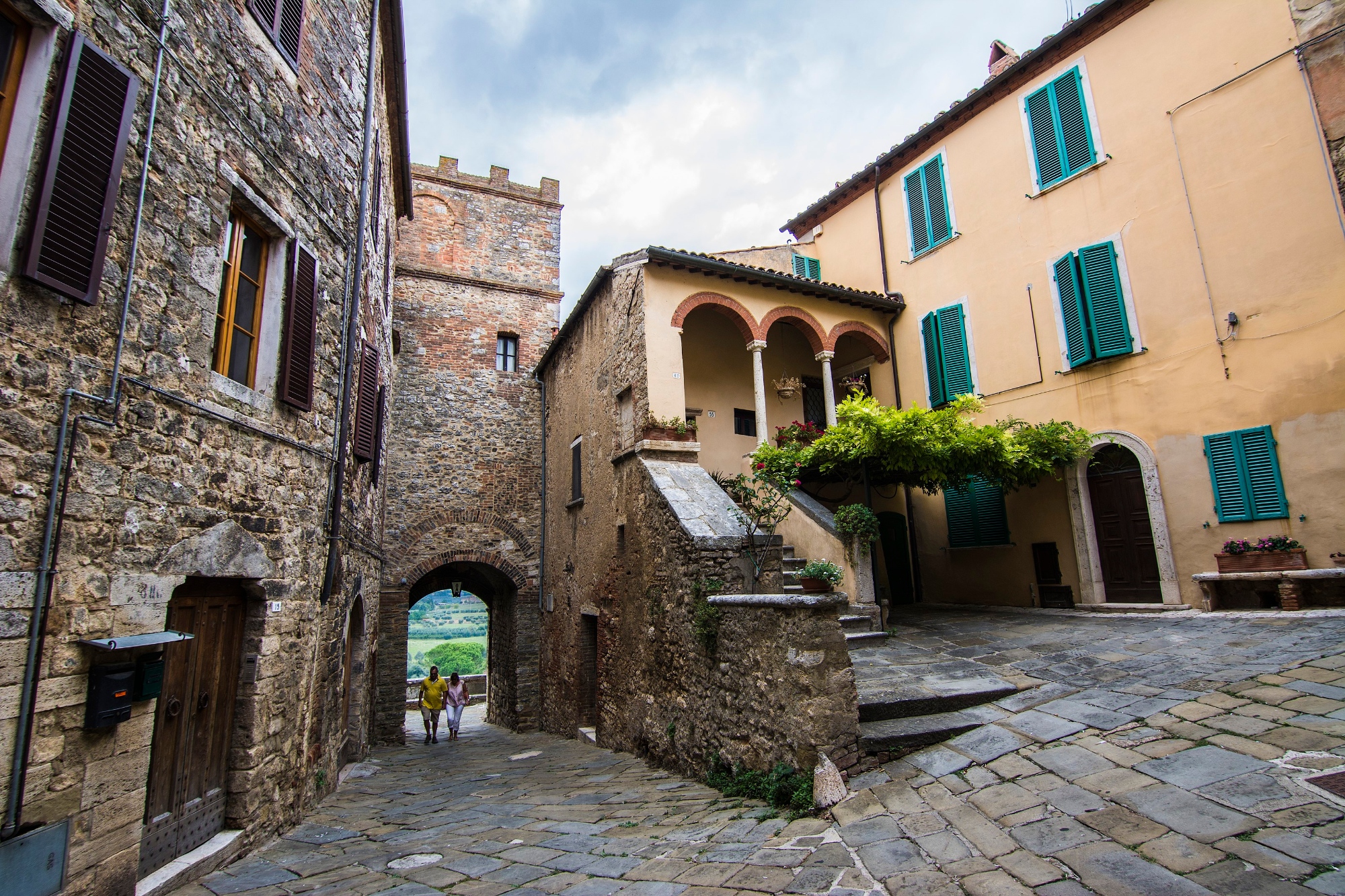 Tintori gate in Rapolano Terme