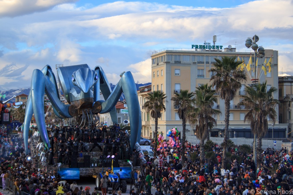 Las grandes carrozas de cartón piedra del Carnaval de Viareggio